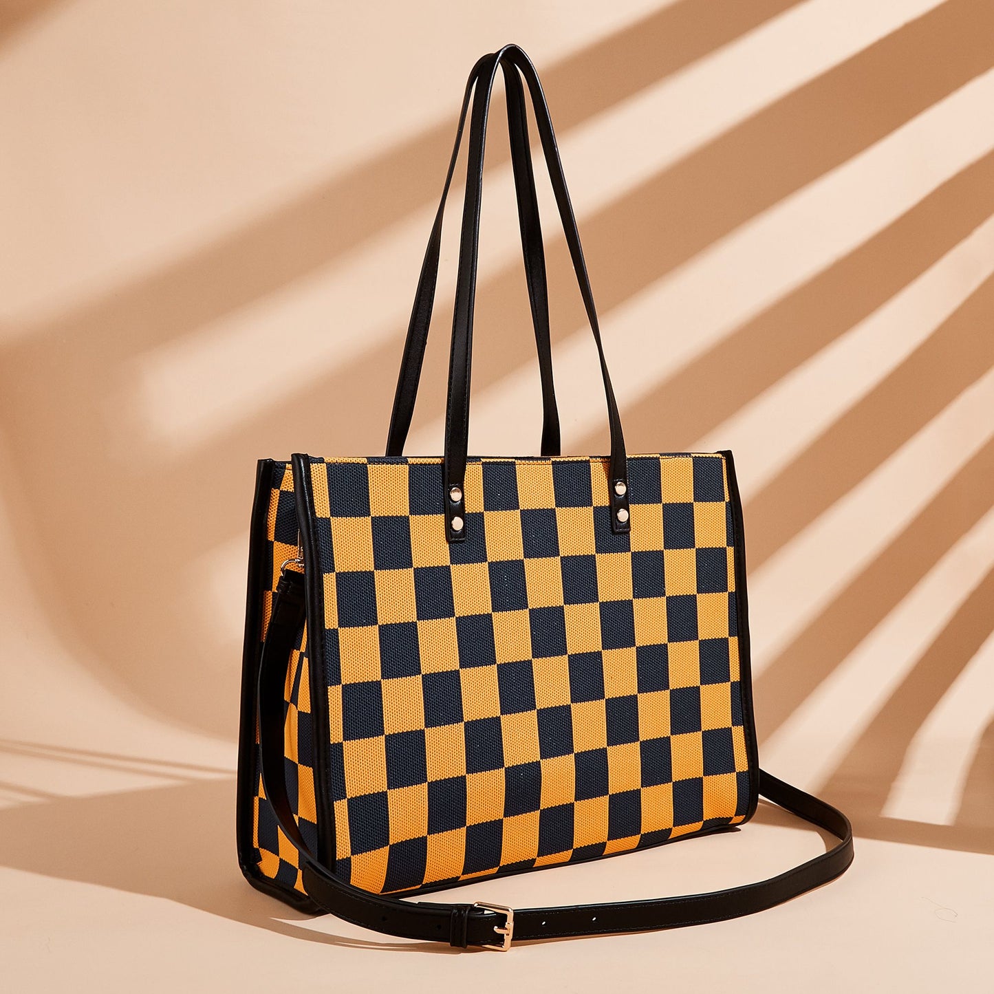 Fashionable checkered large-capacity tote bag, versatile single-shoulder and hand-held bag for women, suitable for commuting, shopping and casual occasions.