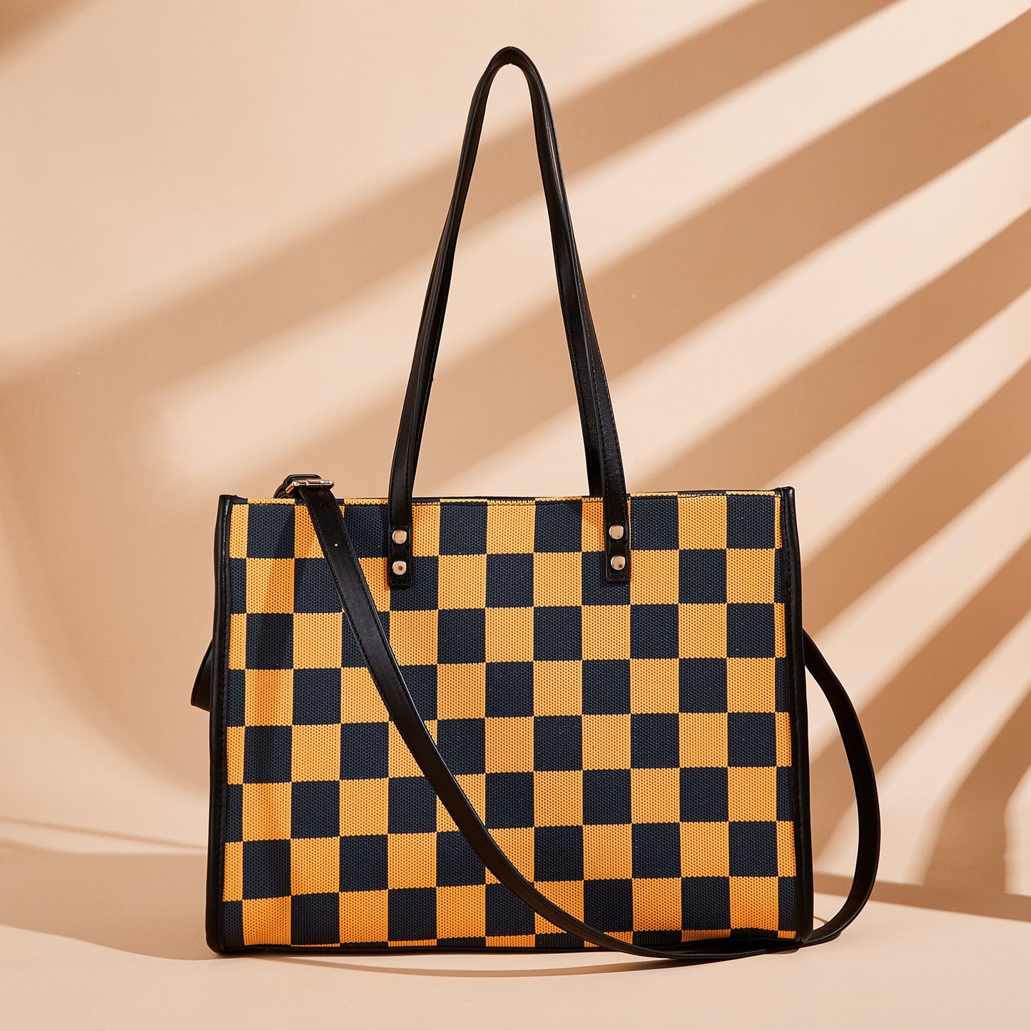 Fashionable checkered large-capacity tote bag, versatile single-shoulder and hand-held bag for women, suitable for commuting, shopping and casual occasions.