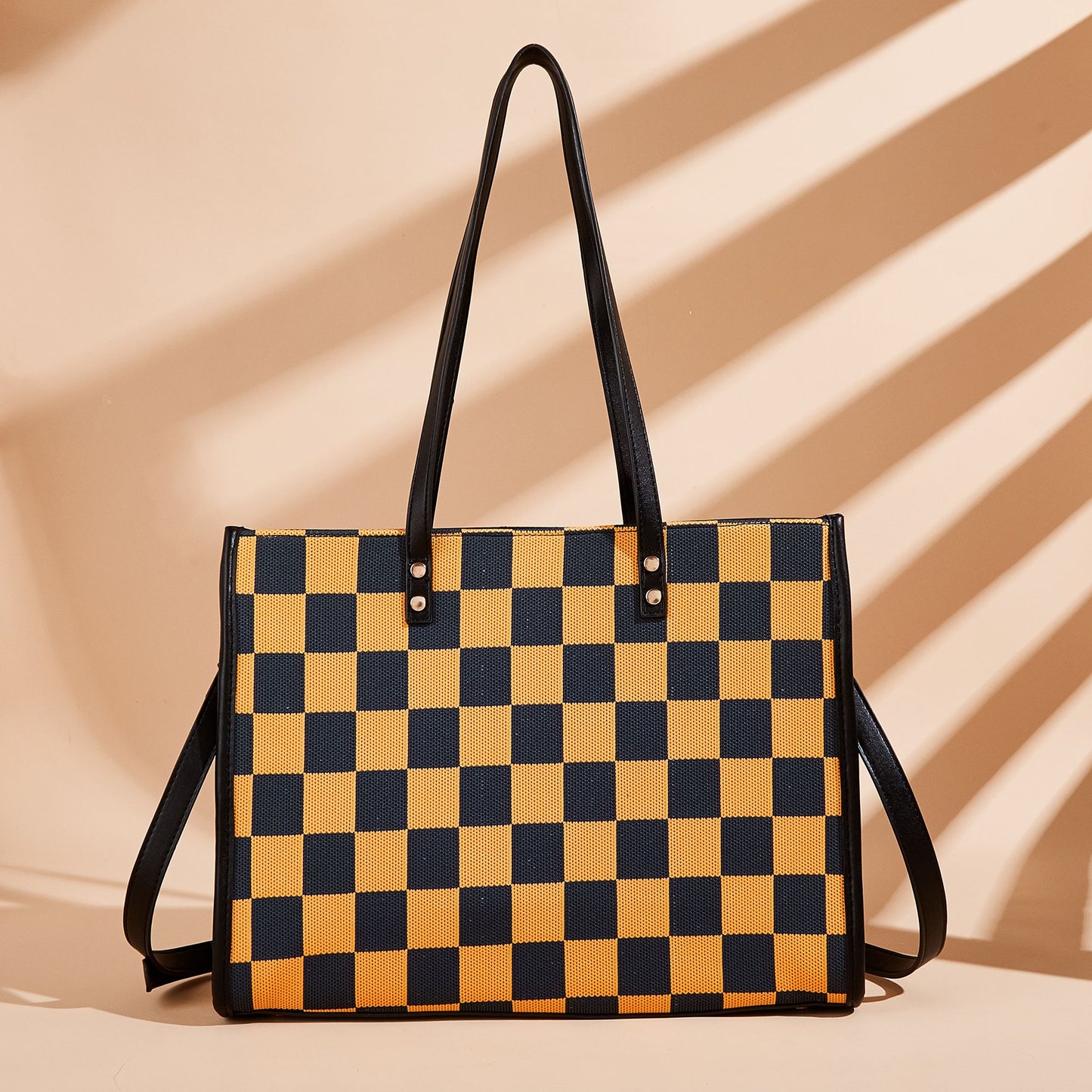 Fashionable checkered large-capacity tote bag, versatile single-shoulder and hand-held bag for women, suitable for commuting, shopping and casual occasions.