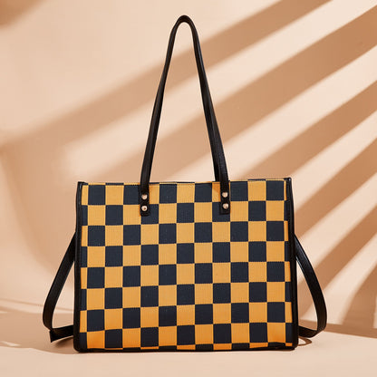 Fashionable checkered large-capacity tote bag, versatile single-shoulder and hand-held bag for women, suitable for commuting, shopping and casual occasions.