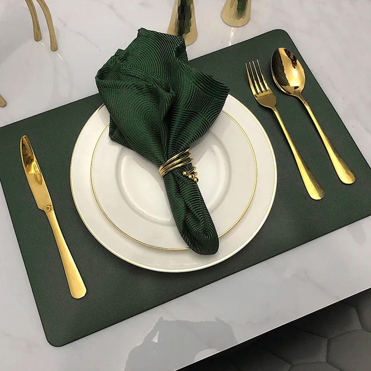 1 Piece Placemats,Plastic Table Mats, Rectangle Heat-Resistant Place Mat,Water-Proof Non-Slip Dining Table Mats,Wipeable Washable, Black, 43 x 30 cm