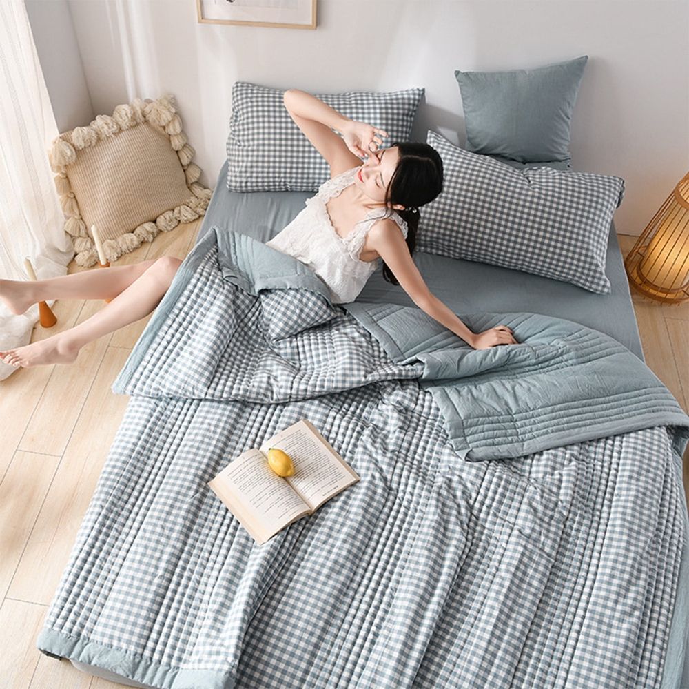 Summer Cooler Comforter, Soft and Airy Lightweight Quilt, Breathable Cotton and Polyester Blend, Machine Washable for Cool and Comfortable Sleep, Perfect for Hot Summer Nights or Travel