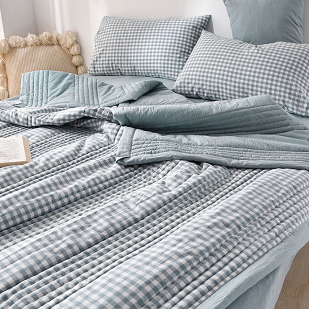 Summer Cooler Comforter, Soft and Airy Lightweight Quilt, Breathable Cotton and Polyester Blend, Machine Washable for Cool and Comfortable Sleep, Perfect for Hot Summer Nights or Travel