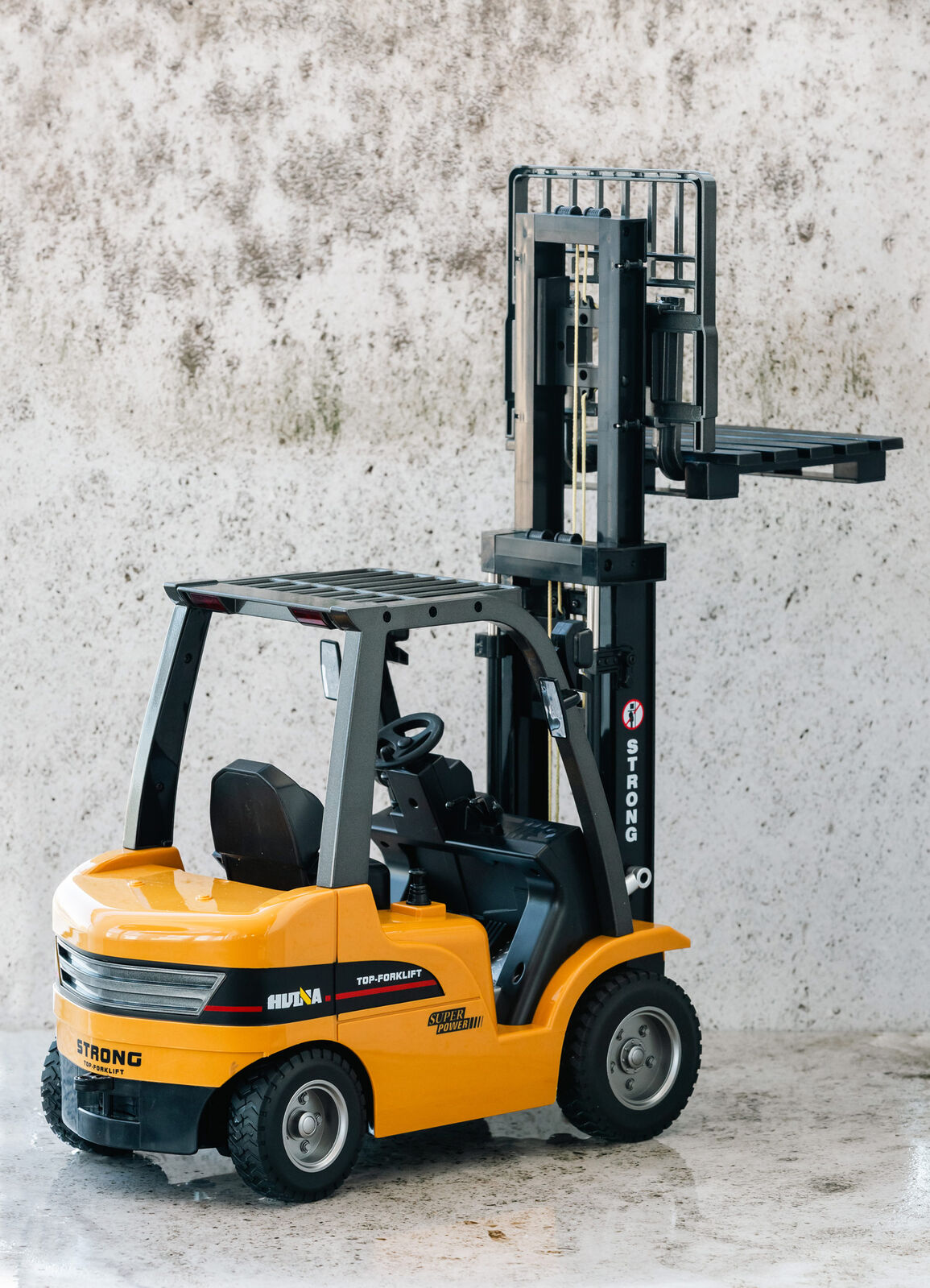 1:10 Scale 2.4G 8-Channel Metal Remote Control Forklift Construction Vehicle with Lifting Function & Sound