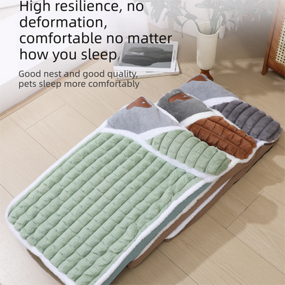 Green M size Luxury Plush Pet Sleeping Mat, Thickened Warm Pet Bed Cushion for Dogs and Cats, Soft Fabric Pet Sofa Pad with Non-Slip Waterproof Base